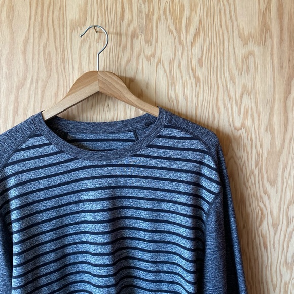 Lulu Lemon Men's L/ XL long sleeve top - Picture 2 of 5